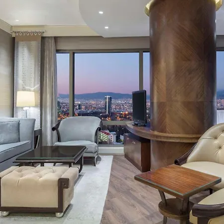 Hilton Convention Center & Отель 5*