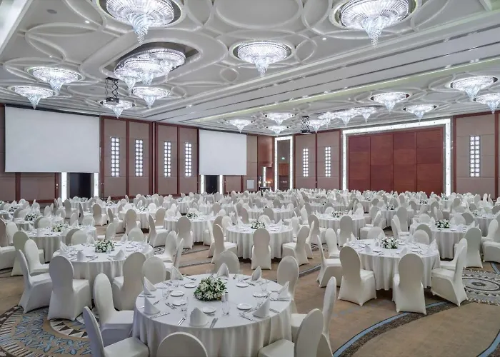 Hilton Convention Center & Отель 5*