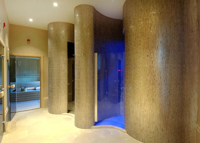 Hilton Convention Center & Отель