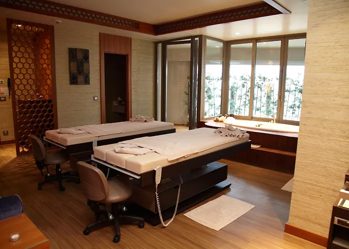 Hilton Convention Center & Отель